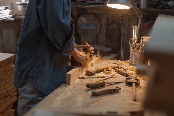 Las manos femeninas trabajan con madera. El concepto de trabajo manual. Estilo de vida de los artesanos. Taller de madera
 - Foto, imagen