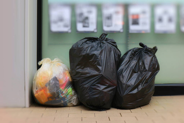 Tre sacchetti della spazzatura, Garbage bag nero posto davanti minimarket, Bin, Cestino, sacco della spazzatura, spazzatura sul marciapiede, Tre sacchetti bin di sacchetti della spazzatura sul pavimento, mucchi di spazzatura, mucchi di sacchi della spazzatura neri
 - Foto, immagini