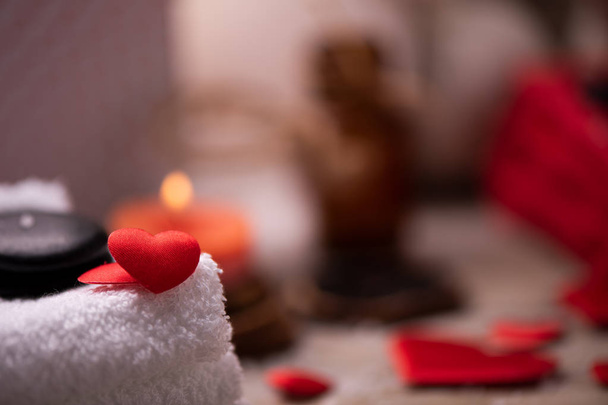 Wellnessdoktrin am Valentinstag mit Kerzen und Steinen - Foto, Bild
