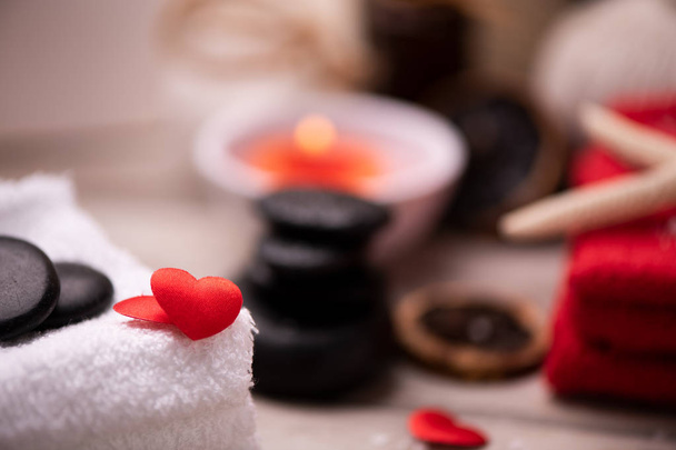 Оздоровча терапія в день валентина зі свічками та камінням
 - Фото, зображення
