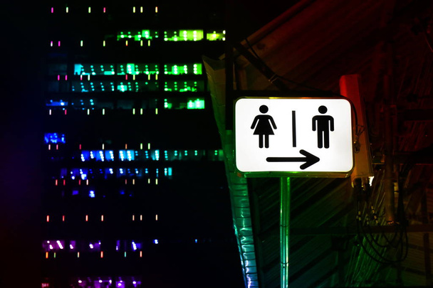Schilder Nachtbad, Toilettenschild männlich - weiblich, Schilder, Lichter, Schilder, Schilder für Toiletten in Kneipen - öffentliches Haus, Nachtpartys und bunte Lichter - Foto, Bild