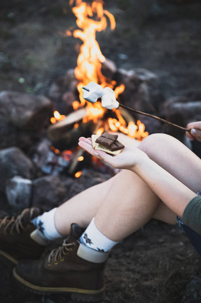  Marshmallow, chocolate, creacker, bonfire background. Smore. Travel food. Fire and marshmallow. - Foto, afbeelding