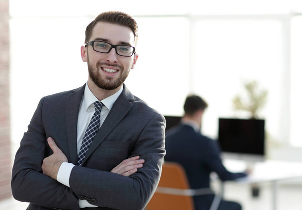 succesvolle zakenman op achtergrond van kantoor - Foto, afbeelding