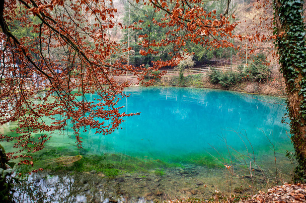 Krásné jezero "Blautopf" v destinaci Blaubeuren, Bádensko-Württembersko, Německo - Fotografie, Obrázek