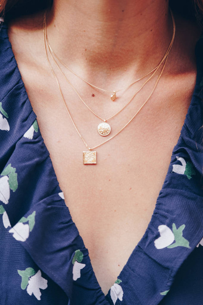 detalhes da roupa blogger moda. mulher elegante vestindo um colar de corrente de ouro. detalhe de uma roupa de moda queda perfeita
. - Foto, Imagem