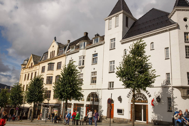 Bergen, Norveç-Ağustos 17, 2014 - eski bina ve Norveç şehirdeki insanlar. - Fotoğraf, Görsel