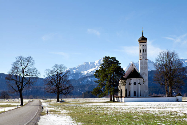 Hermoso paisaje de montaña de invierno en los Alpes con la famosa iglesia de San Colomán cerca de Schwangau (Baviera, Alemania
) - Foto, imagen