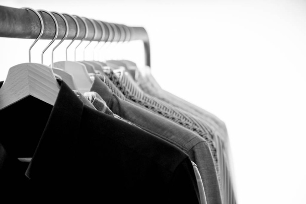 Γραμμή του mens πουκάμισα σε κρεμάστρα, μαύρο και άσπρο - Φωτογραφία, εικόνα