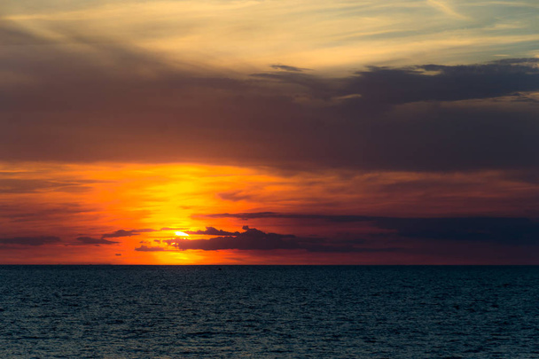 Coucher de soleil sur la mer dans le sud de l'Italie a Gallipoli, Italie
. - Photo, image