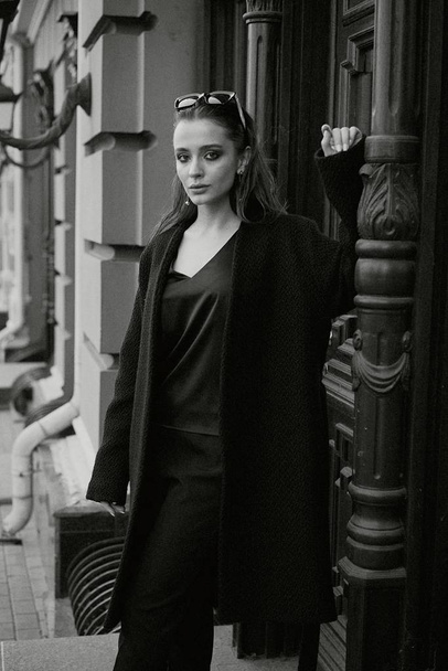Gorgeous young brunette woman in black clothes posing on the street  - Foto, immagini