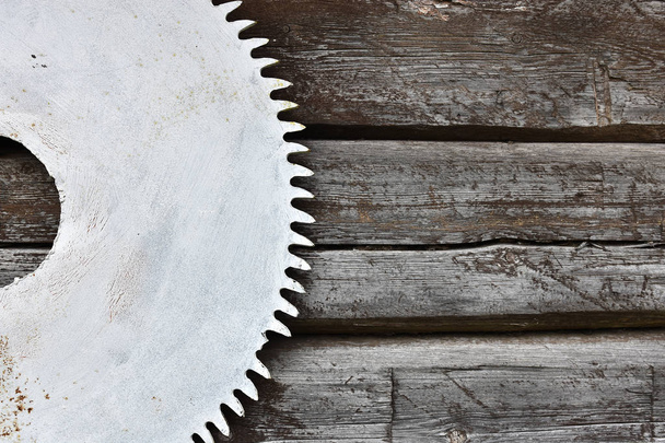Een close-up beeld van een oude zag mes gebruikt in een ouderwetse hout molen.  - Foto, afbeelding