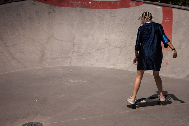Young woman with urban style doing skateboarding in a skatepark.  - Fotoğraf, Görsel