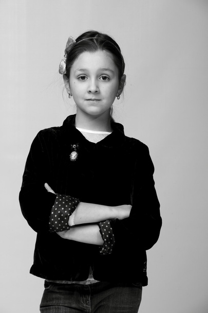 czarno-biały portret szczegół uśmiechający się całkiem mała dziewczynka - Zdjęcie, obraz