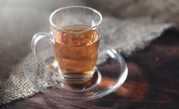 aufgebrühter Tee auf einem Serviertisch - Foto, Bild