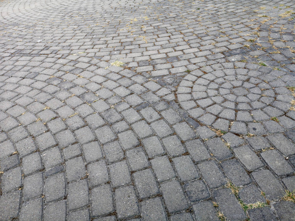 Textura. El área está forrada con muchas pequeñas piedras grises cuadradas
 - Foto, imagen