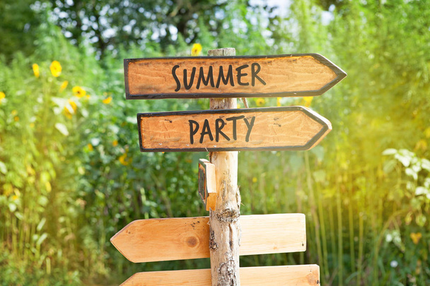 Dřevěná směr znak: léto, párty - Fotografie, Obrázek