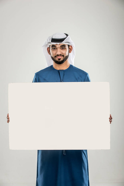 Portrait of arabic man with kandora in a studio - Foto, afbeelding
