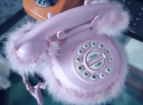 Retro rózsaszín íróasztali telefonnal, plüss - Fotó, kép