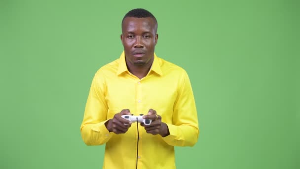 Young African businessman playing games and losing - Imágenes, Vídeo