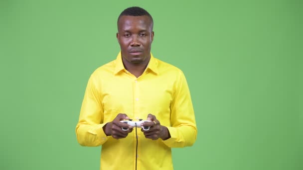 junger müder afrikanischer Geschäftsmann spielt Spiele und schläft ein - Filmmaterial, Video