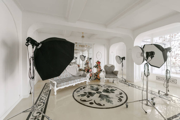 Fotografické Studio interiér. Klasické luxusní apartmány s bílým krbem, pohovkou, velkými okny a lustr. - Fotografie, Obrázek