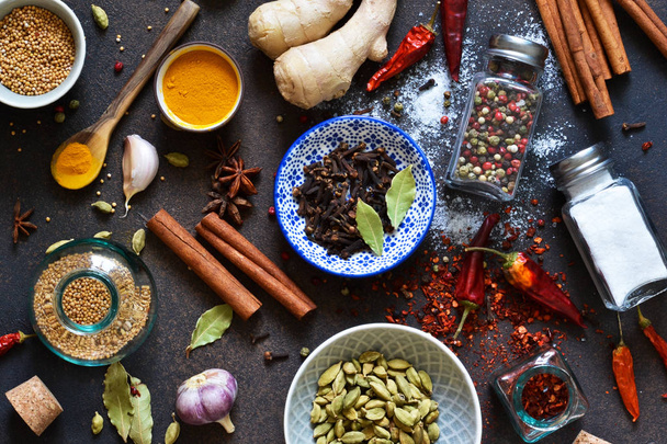Mix of Asian spices: chili, ginger, garlic, cardamom, cinnamon. A set of spices for cooking. - Foto, afbeelding