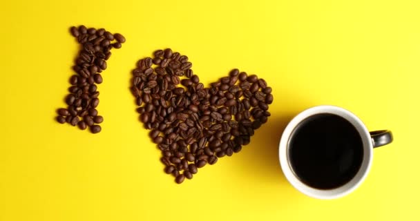 コーヒーと茶色の豆のカップ - 映像、動画