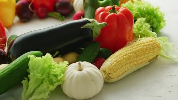 Цветные овощи помещены в кучу
 - Кадры, видео