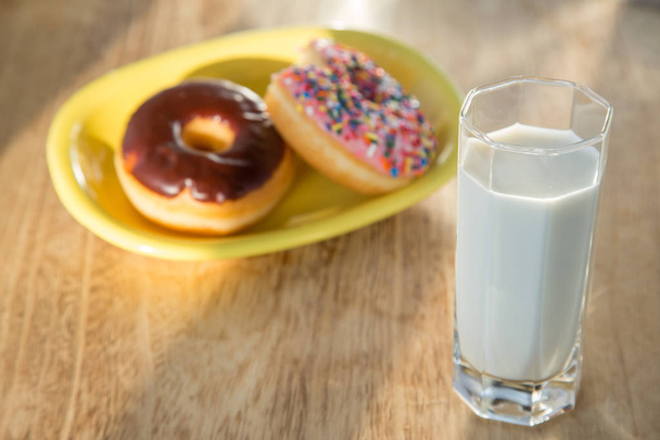 Herkullisia donitseja kupillisella maitoa
 - Valokuva, kuva