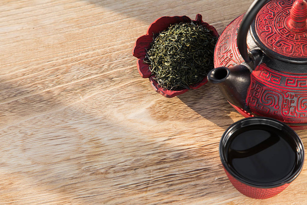 Азіатський Чайний сервіз на дерев'яні таблиці - Фото, зображення