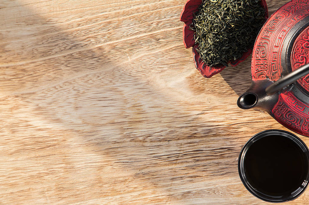 Азіатський Чайний сервіз на дерев'яні таблиці - Фото, зображення