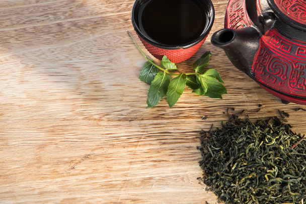 Asijská čajová sada na dřevěný stůl - Fotografie, Obrázek