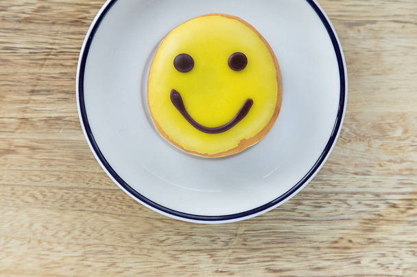 Çanak üzerinde renkli donut - Fotoğraf, Görsel