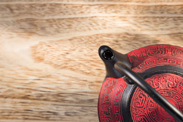 Asiatischer Tee auf Holztisch - Foto, Bild