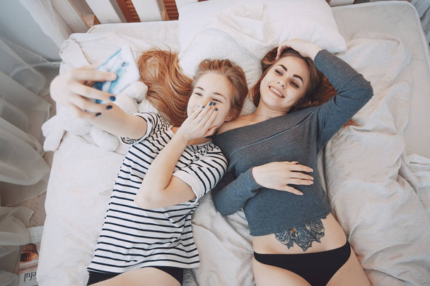 Girls in bed - Foto, Imagem