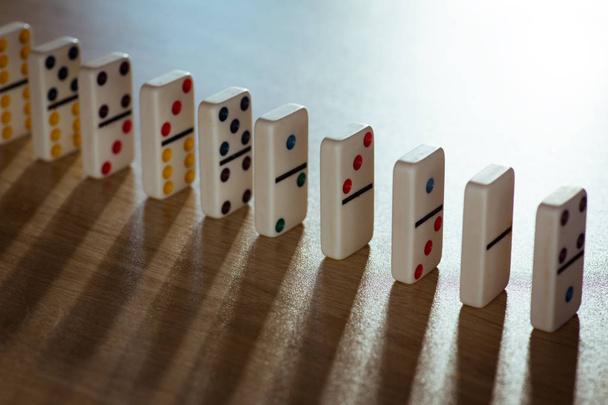 Dominos op houten achtergrond - Foto, afbeelding