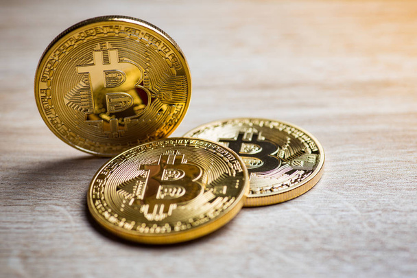 Gouden bitcoins op houten achtergrond - Foto, afbeelding
