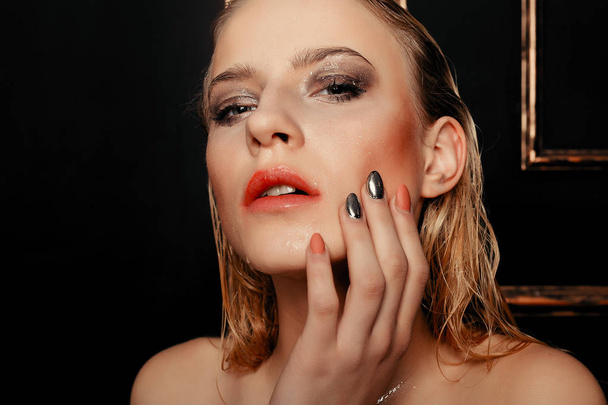 Beauty fashion model girl natural makeup wet hair on black gold background in warm tones. Portrait of young woman with fashion makeup - Φωτογραφία, εικόνα