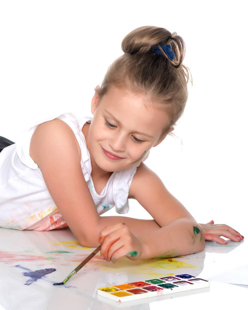 Ένα μικρό κορίτσι τραβάει τα χρώματα στο σώμα της - Φωτογραφία, εικόνα