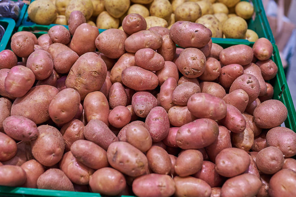 Κόκκινες και άσπρες πατάτες στο κατάστημα  - Φωτογραφία, εικόνα