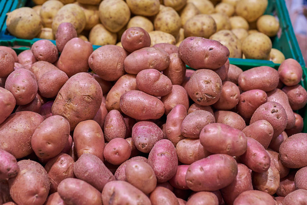 Red and white potatoes in the store  - Foto, immagini