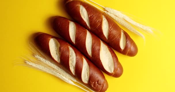 Baguettes dorados con espigas de trigo
 - Imágenes, Vídeo