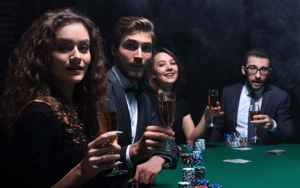 гравці в покер, які сидять за столом у казино. Фотографія з місцем для тексту
. - Фото, зображення