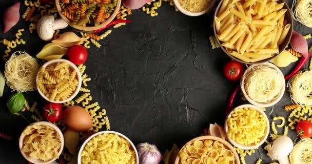 Gearrangeerd kommen met pasta assortiment - Video