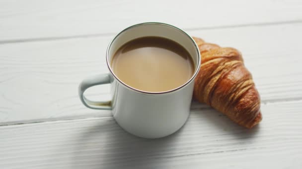 Tasse Kaffee und gebackenes Croissant - Filmmaterial, Video