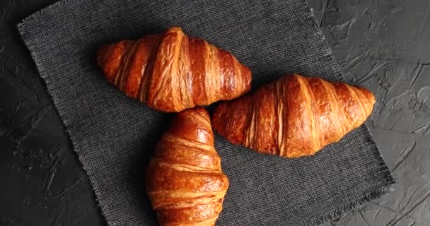 goldene gebackene Croissants auf Serviette - Filmmaterial, Video