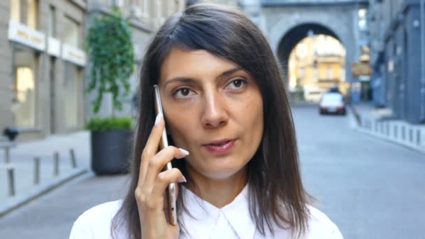  4K. Business woman talk Smartphone  mobile at city street. Face close up - Materiał filmowy, wideo