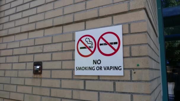 Κίνηση του χώρο μη καπνιστών, συμπεριλαμβανομένων των ηλεκτρονικών τσιγάρων σημάδι στον τοίχο  - Πλάνα, βίντεο