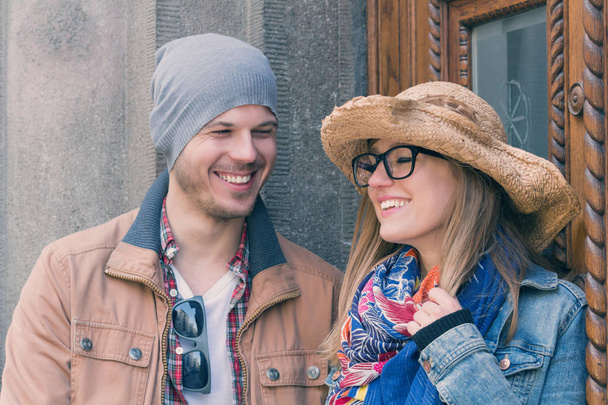 junges urbanes Paar posiert auf der Straße. - Foto, Bild