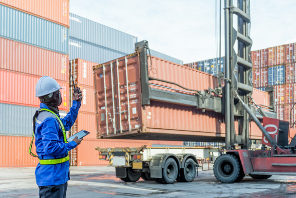 Foreman besturingselement laden van Containers vak van vracht vrachtschip voor logistiek export achtergrond import. - Foto, afbeelding